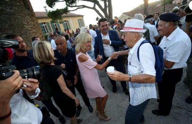 64岁法国第一夫人穿少女粉与男伴跳舞嗨翻全场！马克龙不吃醋？