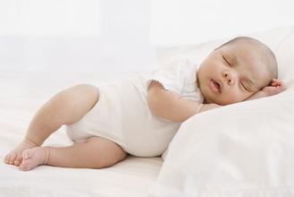 小婴儿睡什么枕头好呢 不同时期选枕头各有讲究